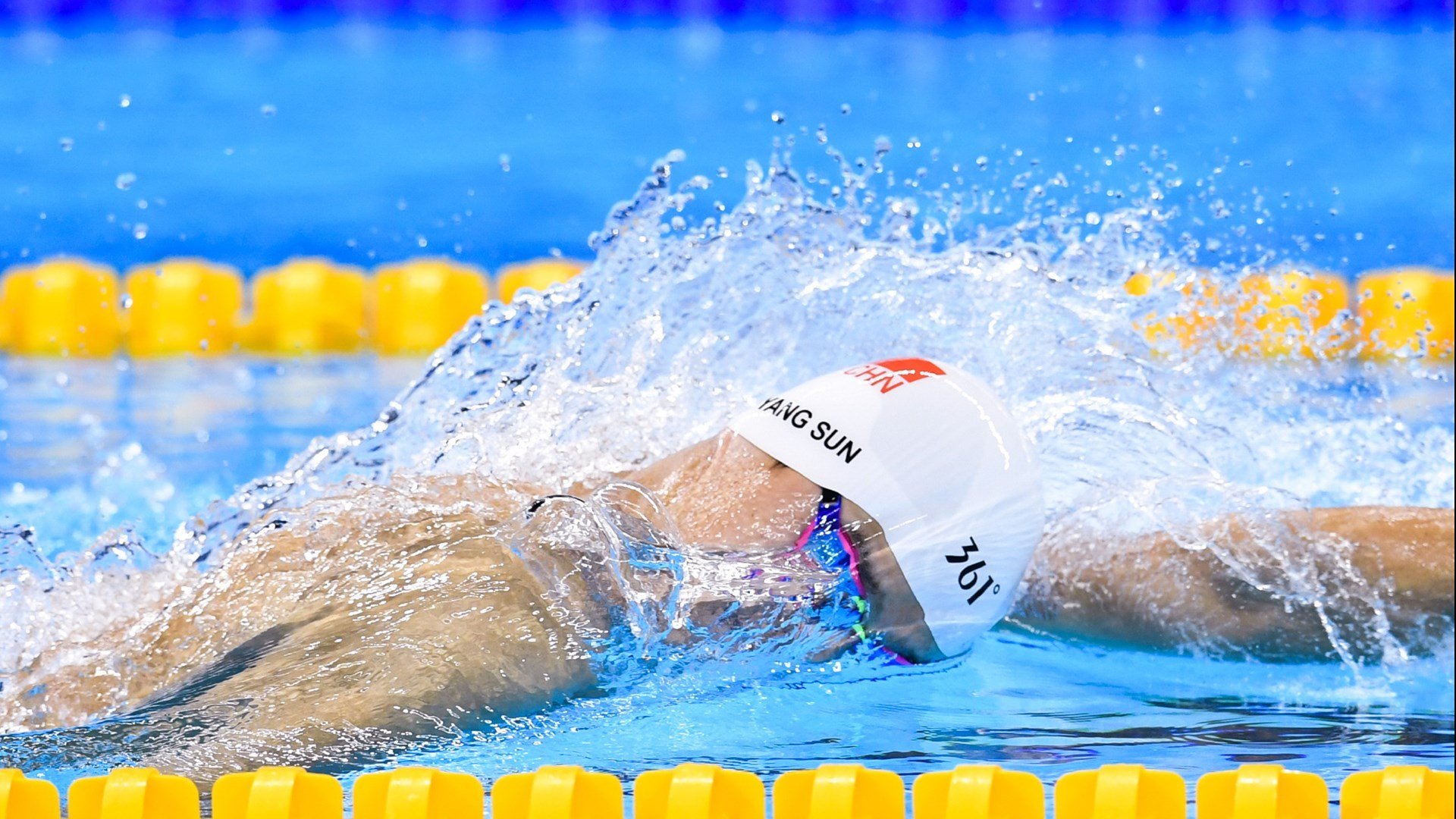 国王杯季后赛对决在即！广州队演练定位球，马德里竞技密集防守应对